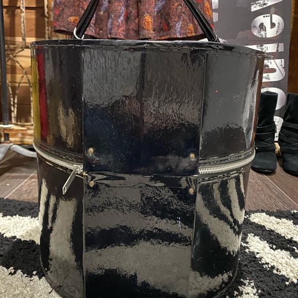 SOLD Vintage Black 1960’s Wig Box - Picture 2 of 10